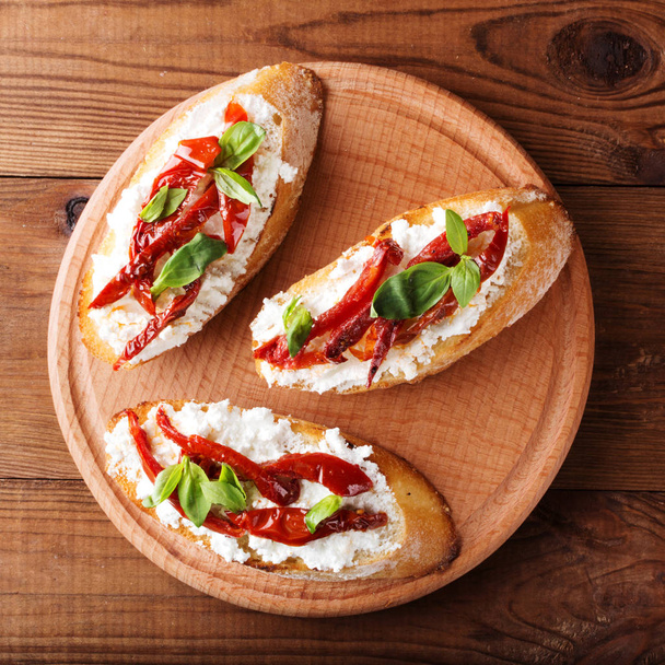 Italské sendviče - bruschetta se sýrem, rajčaty a bazalkou. T - Fotografie, Obrázek