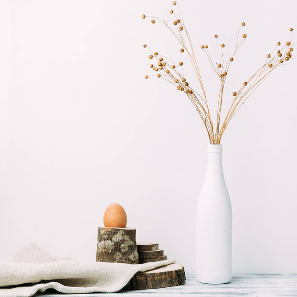 Bouquet de lin mûr et oeuf dans une tasse à œufs
 - Photo, image