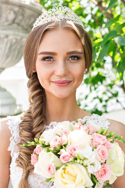 Portrét krásné nevěsty, kytice nevěsty a čelenka - Fotografie, Obrázek