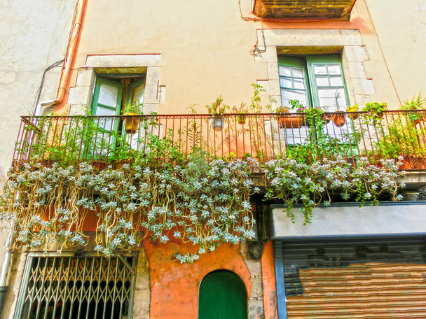 Staré město kamarádi v Girona, Katalánsko, Španělsko. Balkon - Fotografie, Obrázek