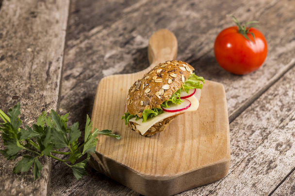 Sanduíche saudável feito com pão de grão integral
 - Foto, Imagem