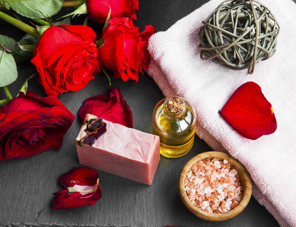 Προϊόντα Spa με τριαντάφυλλα λαδιού, το σαπούνι και θάλασσα αλάτι. Κόκκινα τριαντάφυλλα και sof - Φωτογραφία, εικόνα