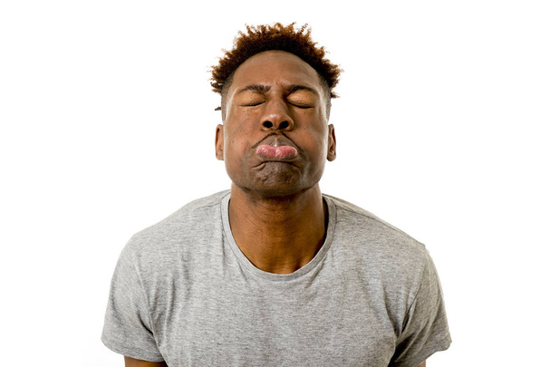 černé afro americký muž hledá veselou a hravou ukázal zobrazující výraz legrační hloupé tváře - Fotografie, Obrázek