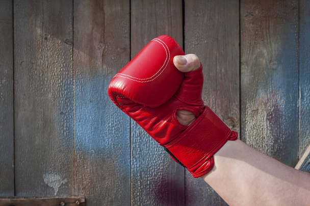 Το χέρι του ανθρώπου σε γάντια του μποξ κόκκινο - Φωτογραφία, εικόνα