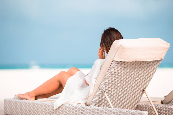 Mulher com smartphone ao ar livre em férias caribenhas
 - Foto, Imagem