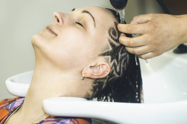 Shampoo in salone donna
 - Foto, immagini