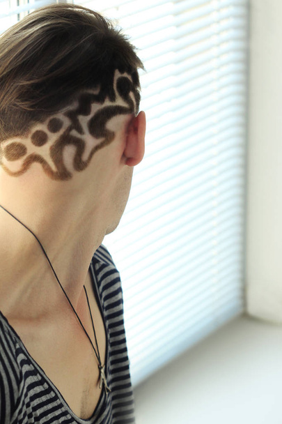 Rythme créatif des lignes et des motifs sur les cheveux
 - Photo, image