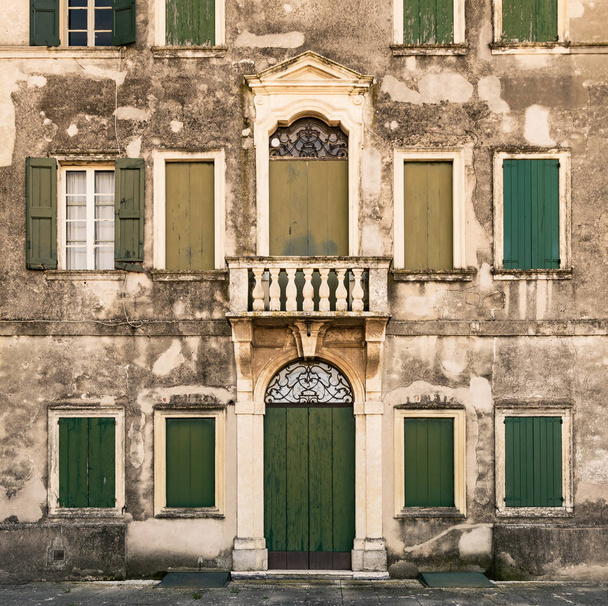 Facade of an ancient abandoned Italian villa. - Valokuva, kuva