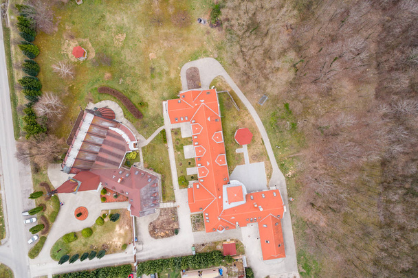 вид с воздуха на современную церковь
  - Фото, изображение
