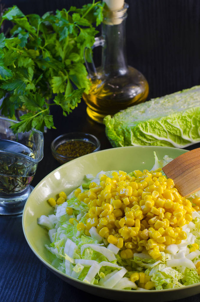 Ensalada fresca de col y maíz
 - Foto, imagen