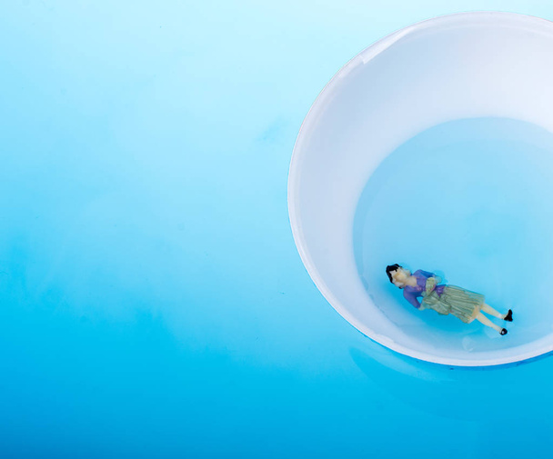 Mały Globus z figurka pływające w wodzie - Zdjęcie, obraz
