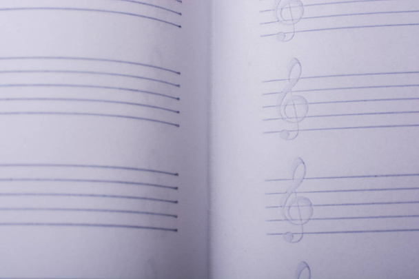 Порожній папір для музичних нот
 - Фото, зображення