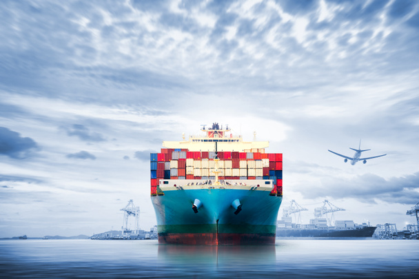 Logistyka i transport międzynarodowy ładunków kontenerowych statków i ładunku płaszczyzny w oceanie Zmierzch niebo, transport, transport - Zdjęcie, obraz