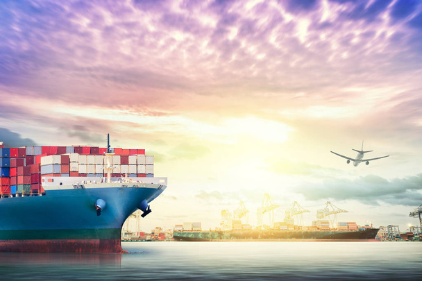 Logistiek en transport van internationale Container schip en de lading vrachtvliegtuig in de Oceaan bij schemering hemel, goederenvervoer, scheepvaart - Foto, afbeelding