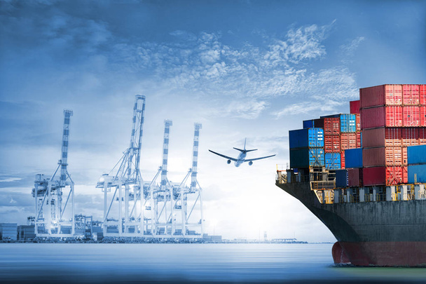 Logistik und Transport von internationalen Containerschiffen und Frachtflugzeugen im Ozean - Foto, Bild
