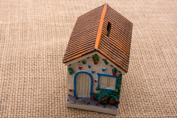 Kahverengi bir arka plan küçük modeli ev - Fotoğraf, Görsel