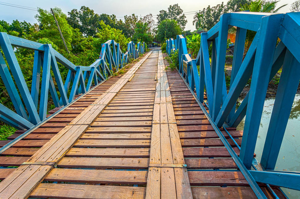 Ponte di legno attraverso il canale
 - Foto, immagini
