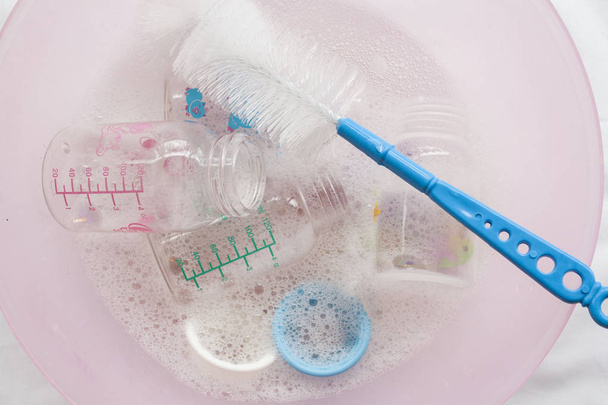 Babyflaschen war klar, dass ein Desinfektionsmittel im Wasser - Foto, Bild