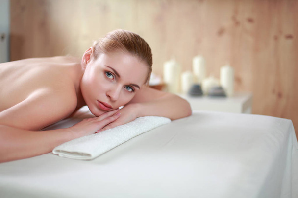 Hermosa joven recibiendo masaje de spa, tumbado en el salón - Foto, Imagen