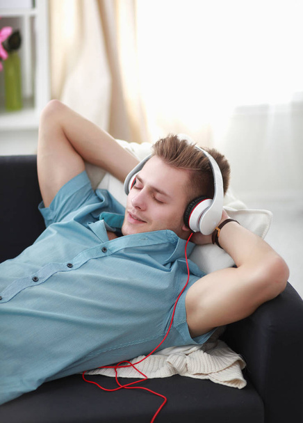 Man listening music with headphones at home - Valokuva, kuva