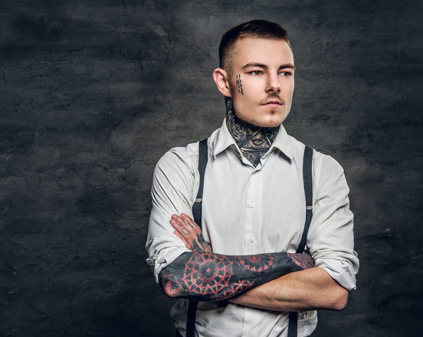 Hombre con tatuajes y brazos cruzados
 - Foto, Imagen