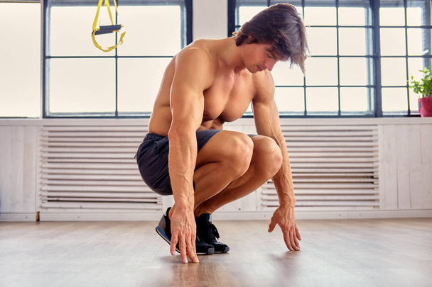 Мужчина упражняется с фитнес trx ремни
 - Фото, изображение