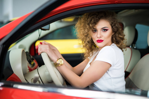 Kaunis nuori nainen ajaa hänen uusi auto
 - Valokuva, kuva