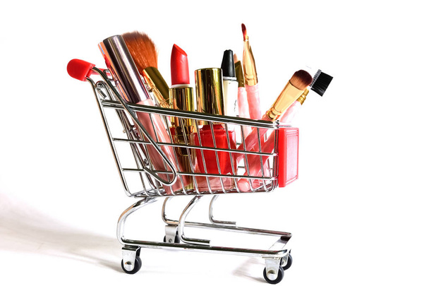 productos de maquillaje en el carrito de compras
 - Foto, imagen