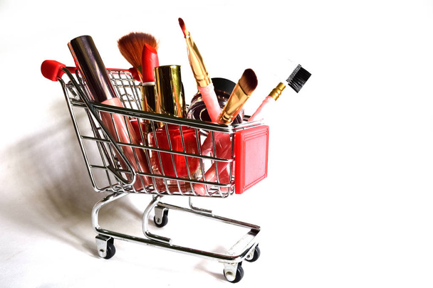 productos de maquillaje en el carrito de compras
 - Foto, Imagen