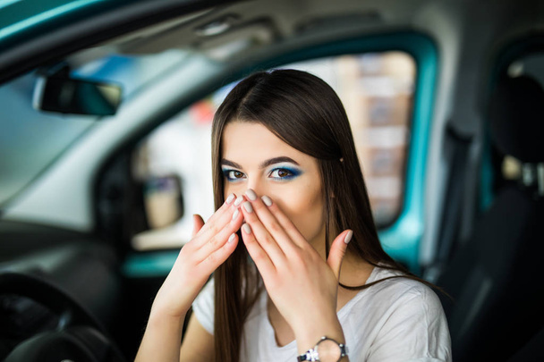 junge Frau gestikuliert während Sitz im Auto Hände auf Gesicht - Foto, Bild