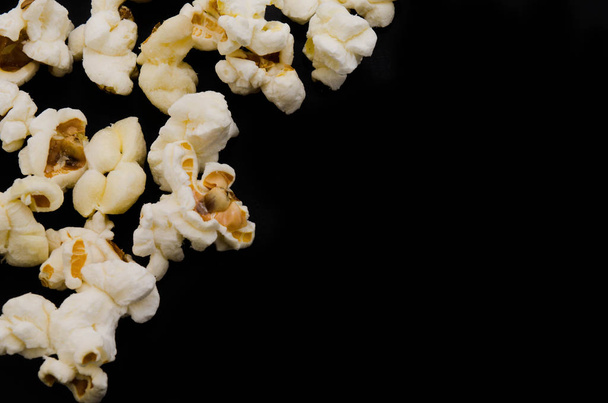 Popcorn freschi su sfondo nero
 - Foto, immagini