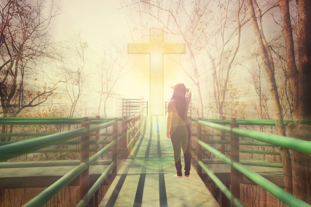 Задній бік або рідкісний погляд на жінок або дівчину на світло Божому хрестовому поході
 - Фото, зображення