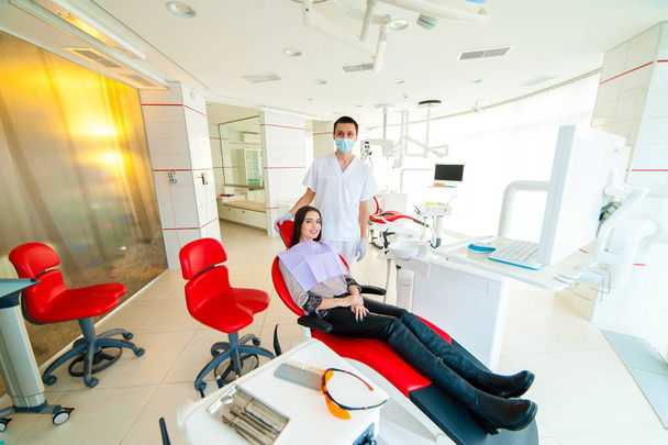 Ritratto del dentista e del paziente in odontoiatria
. - Foto, immagini