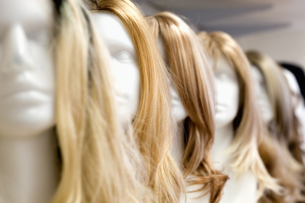 Rangée de têtes de mannequin avec perruques
  - Photo, image