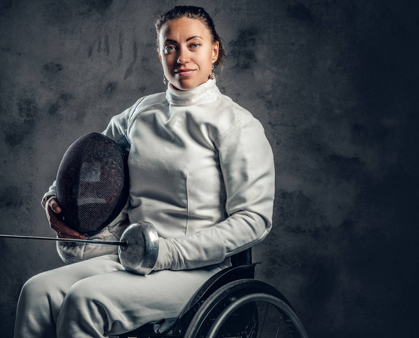 Kobiece Paraolimpijskich wózek inwalidzki szermierz  - Zdjęcie, obraz