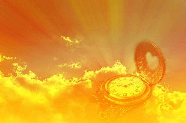 Horloge of klok in dromerige zonlicht ray ontstaan of spread Trough  - Foto, afbeelding