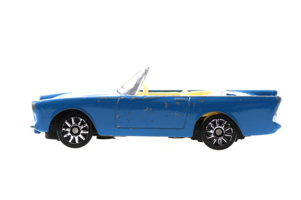 voiture jouet métal bleu
  - Photo, image