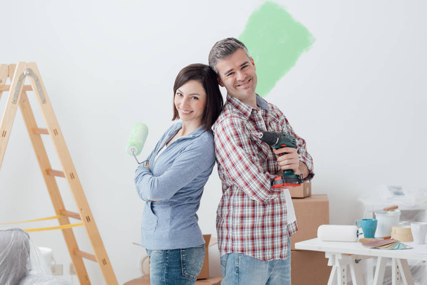 loving couple doing home renovations - Foto, afbeelding