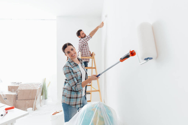  couple painting new house interiors - Foto, Imagem