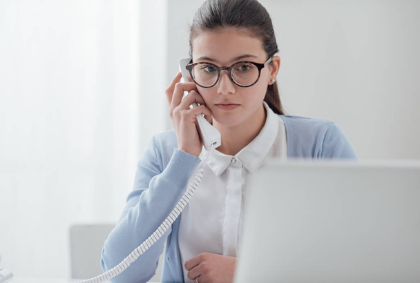 Efficient secretary answering phone calls - Valokuva, kuva