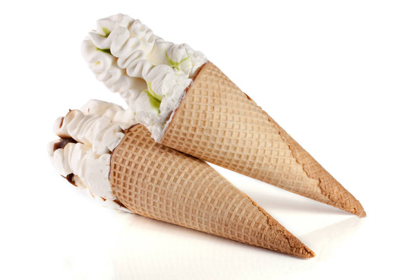 due coni di gelato con cioccolato isolato sfondo bianco
 - Foto, immagini