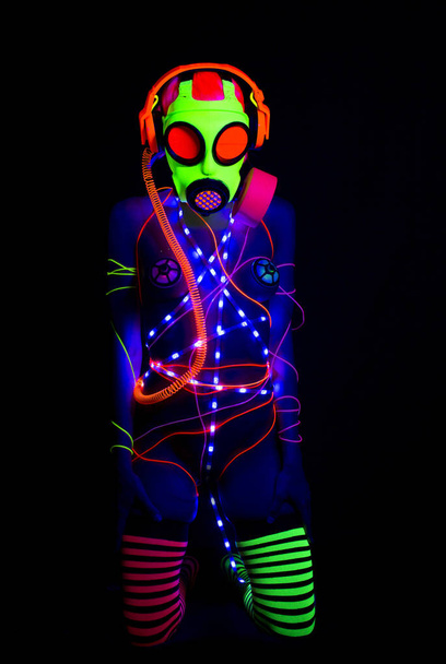  Ultraviolette Neon Gasmaske Frau - Foto, Bild