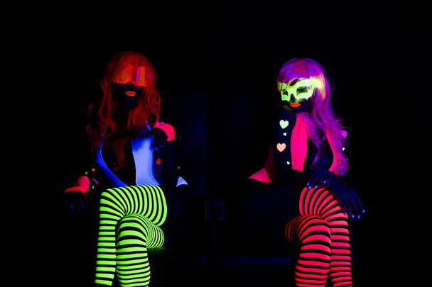 δύο σέξι νέον uv glow χορευτές - Φωτογραφία, εικόνα