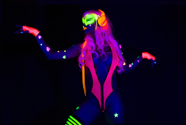 Seksikäs neon uv hehku tanssija
  - Valokuva, kuva