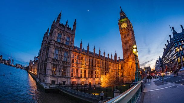 ビッグ ベンとロンドン日没後の議会の家 - 写真・画像