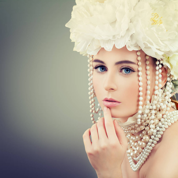 Άνοιξη μόδα πορτρέτο του όμορφη γυναίκα με Make up, κοσμήματα - Φωτογραφία, εικόνα
