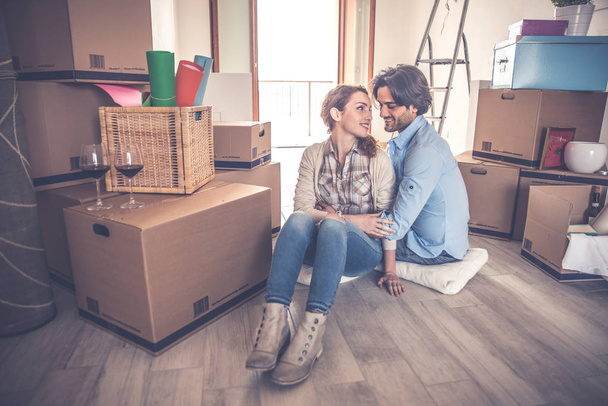 Couple déménageant dans un nouvel appartement - Photo, image