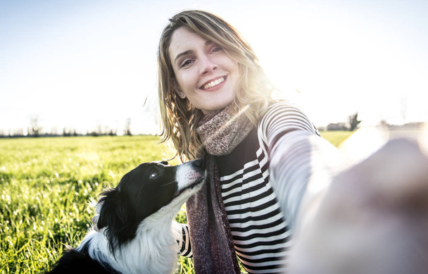 Woman playing with border collie - Foto, immagini
