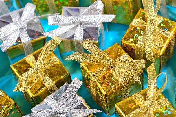 Vista superior de presentes dourados e prateados close-up em um azul
  - Foto, Imagem