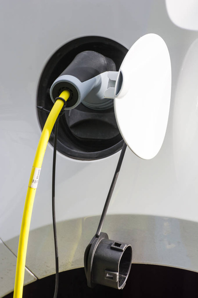 Carga de un coche eléctrico - Foto, imagen